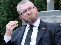 Akt oskarżenia i lawina wniosków o uchylenie immunitetu Grzegorza Brauna. Nowe infor…