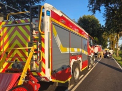 Zderzenie busa i passata na drodze wojewódzkiej. Dwie osoby trafiły do szpitala