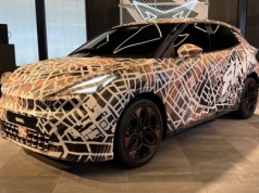 Nowa Cupra Raval w kamuflażu. Czy ktoś oprócz nas zrobił zdjęcia jego wnętrza? Też zamaskowane, ale… ;) [FOTO]