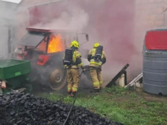Ciągnik w ogniu. Strażacy walczyli z pożarem koło Gniezna