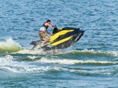 Chciał wypocząć nad jeziorem. Pożałował?Turystów nad Ukielem zagłusza ryk silników