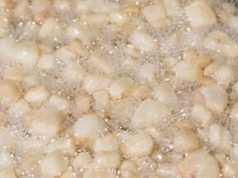 Teściowa zawsze trzyma się tej zasady, jak robi skwarki. Podaje do pierogów lub na smalec