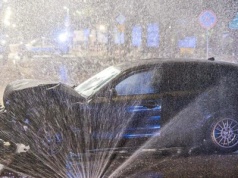 Bmw z impetem wjechało w budynek i uszkodziło gazociąg. Za kierownicą 21-latek