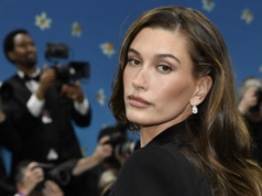 Hailey Bieber zachwyca w satynowym zestawie. Stylizacja warta skopiowania