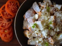 Bułgarzy jedzą na śniadanie. Podobną breję robiło się w PRL-u