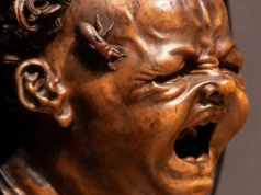 "Kiedy łotrowski Eros się skrada, Zwolna po miodek do ulu" – tajemnicza rzeźba z polskim akcentem