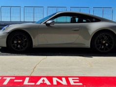 To jedno z ostatnich Porsche 911 z manualną skrzynią biegów. Jak jeździ?