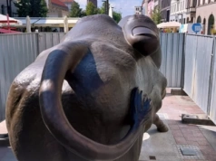 Duży byk stanął w centrum Katowic. Rzeźba Rafała Olbińskiego czeka na odsłonięcie