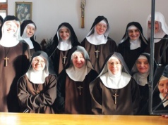 Francja: „powrót do oczekiwań czysto religijnych” w zakonach. Pragnienie modlitwy, transcendencji i pięknej liturgii