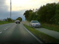 Wjechał na ścieżkę rowerową, by uniknąć wypadku. Zarzuty dla 21-letniego kierowcy bmw [wideo]