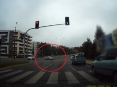 Tam nie wolno zawracać! O włos od kraksy na al. Sikorskiego w Olsztynie [WIDEO]