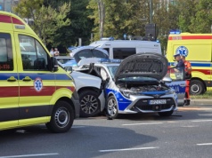 Wypadek z udziałem radiowozu na Mokotowie. Trzy osoby w szpitalu