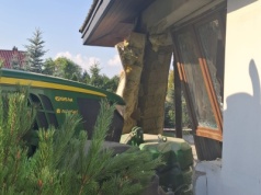 Ciągnik uderzył w dom, naczepa wjechała do ogrodu sąsiadów. Zdarzenie w Balczewie [zdjęcia]