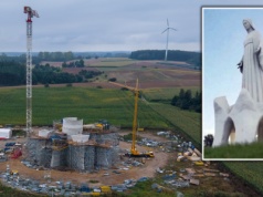 Widzieliśmy na własne oczy, jak powstaje największa Matka Boska na świecie. Ludzie robią to tam specjalnie