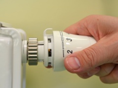 Rząd wraca z mrożeniem cen energii. Już bez wiatraków, ale z bonem ciepłowniczym