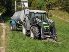 Próbował wskoczyć na ciągnik i zatrzymać go. Trafił do szpitala