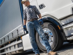 Widziałeś to na autostradzie? Dlaczego ciężarówki jadą z „unoszącymi się” kołami