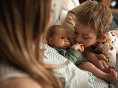 Opracowano nową metodę leczenia depresji poporodowej – 80% mniej myśli samobójczych po 6 sesjach