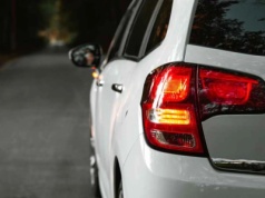 Wyprzedzanie skręcającego w lewo to trudna sprawa. Policja wyjaśnia