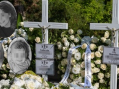 Pochowano matkę i córki z Helenowa. Uwagę przykuwa wymowny wpis na szarfie