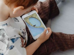 Nie patrzy w oczy, tylko w ekran. To pierwszy znak cyfrowego autyzmu