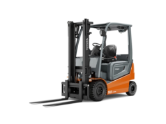 Sztaplarka czy wózek widłowy? Porównanie możliwości i kosztów