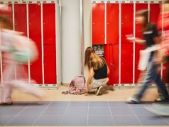 Awantura o szafki szkolne to absurd. Powinny być darmowe, a trzeba zapłacić i to niemało