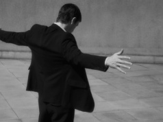 Liczy się tylko to, co istotne. Audi przedstawia nową filozofię designu w kampanii z Harrisem Dickinsonem