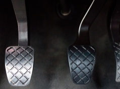 Niewielu kierowców zna tę funkcję pedału gazu. Może oszczędzić paliwo