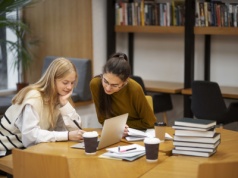 Jakie kierunki studiów wybierają Polacy? Rozmowa z autorką raportu WSB-NLU [ Strefa biznesu ]