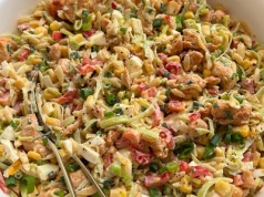 Makaronowa sałatka kurczakiem i jajkiem