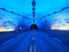 25,4 km jazdy z "podniebnymi" atrakcjami. To najdłuższy tunel drogowy na świecie