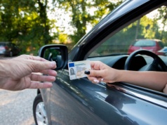 Kierowcy muszą mieć przy sobie tylko jeden dokument. Wiesz który?