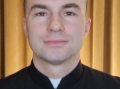 Ksiądz z TikToka do internautów: kto jest ważniejszy- małżonek czy dziecko? W komentarzach burza