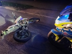 Pościg za 17-letnim kierowcą bez prawa jazdy. Doszło do zderzenia z policyjnym motocyklem
