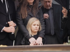 Dziecko powinno chodzić na pogrzeby? "Pamiętam 'puste noce' i czuwanie przy zmarłym"