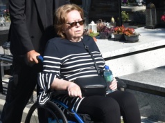 Zapendowska na pogrzebie Soyki poruszała się na wózku. "Żadna operacja nie pomoże"