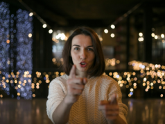 Wiek nie jest najważniejszy. Naukowcy odkryli, co zmienia sposób mówienia