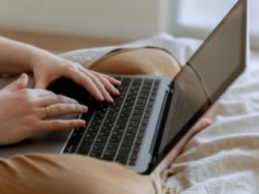 Wybiórcze informacje. Media narzekają na podsumowania AI