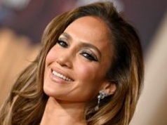 56-letnia Jennifer Lopez pręży się w bikini. Fani oszaleli: "Tak pięknie, że zapiera dech w piersiach"