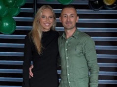 Dzieli ich 17 lat różnicy. Jej ukochany zarabia w Polsce miliony