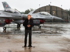 Premier Donald Tusk w Bazie Lotnictwa Taktycznego w Łasku