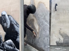 UK: mural Banksy'ego o tłumieniu prawa do protestu został zasłonięty a następnie zamalowany przez władze 