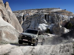 Mniej pali, tyle samo może. Nowa Toyota Hilux Mild-hybrid 48V wjeżdża do Polski