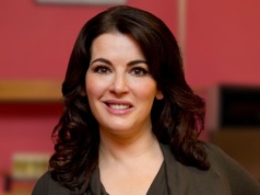 "Bogini kuchni" wraca. Nigella Lawson ma 65 lat, wygląda trzy dekady młodziej i znów zachwyca