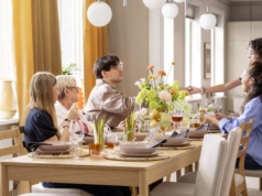 IKEA siada do długiego stołu