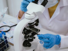 Mikrobiom jelitowy wpływa na białka związane ze starzeniem się i chorobami