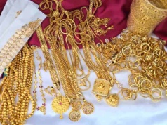 Złota biżuteria wygląda jak na witrynie u jubilera. Tym ją czyszczę