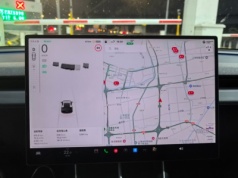 Tesla Model Y L z nową baterią ~84 kWh pokonała 516 km przy średniej szybkości 105 km/h. I jeszcze został jej zapas