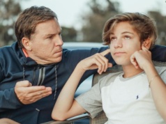 Nastolatek zaczął przeklinać w domu. Ten błąd rodziców sprawi, że będzie "bluzgał" więcej